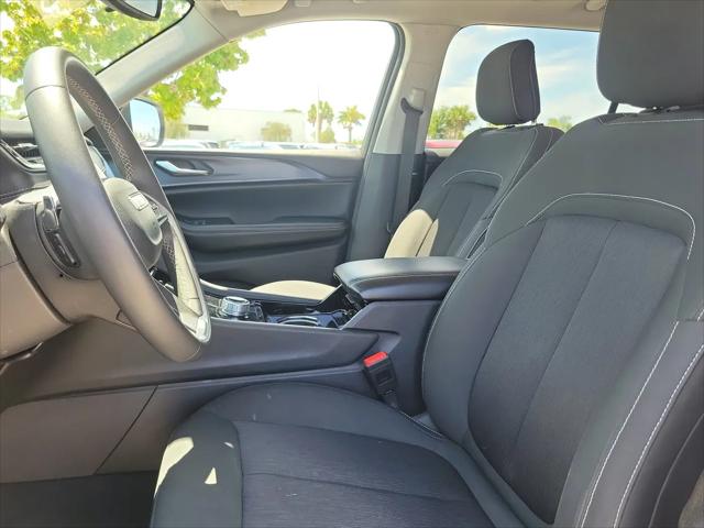 2023 Jeep Grand Cherokee L Laredo 4x4