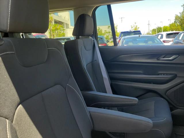 2023 Jeep Grand Cherokee L Laredo 4x4
