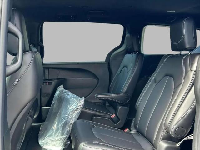 2026 Chrysler Pacifica Select AWD