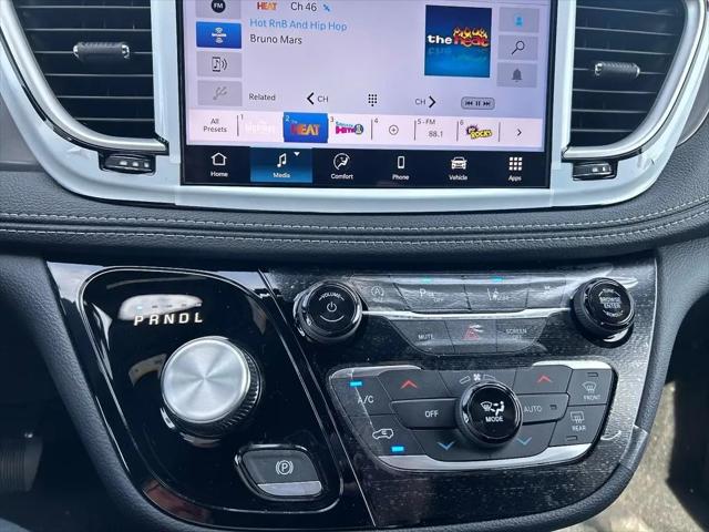 2026 Chrysler Pacifica Select AWD