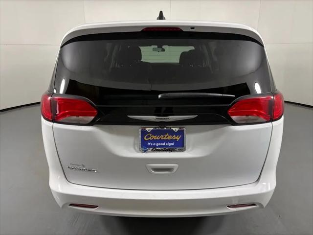 2022 Chrysler Voyager LX