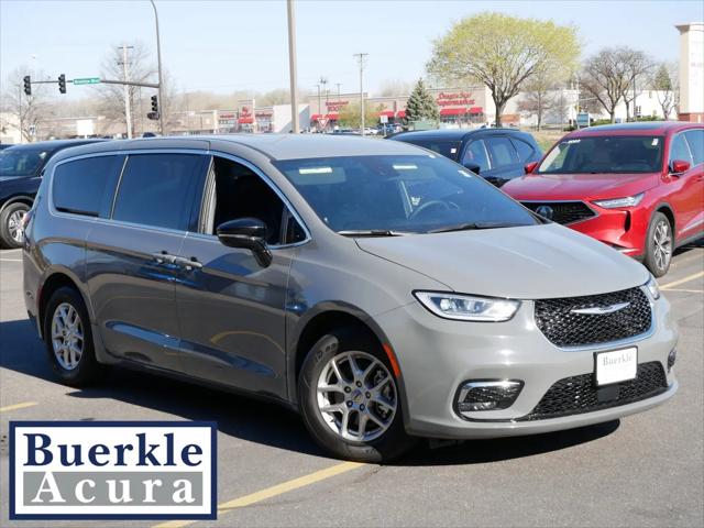 2025 Chrysler Pacifica Select for sale in Minneapolis, MN