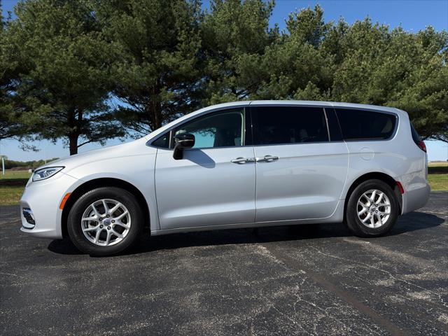 2024 Chrysler Pacifica Touring L for sale in Taylorville, IL