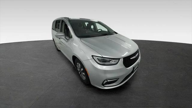 2022 Chrysler Pacifica Hybrid Touring L for sale in Janesville, WI