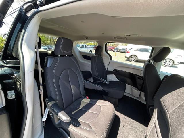 2022 Chrysler Voyager LX