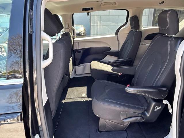 2022 Chrysler Voyager LX
