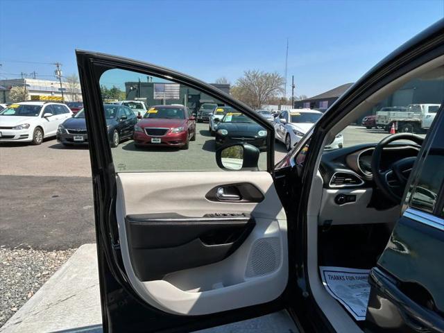 2022 Chrysler Voyager LX