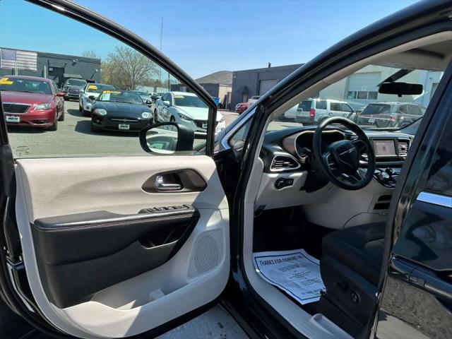 2022 Chrysler Voyager LX