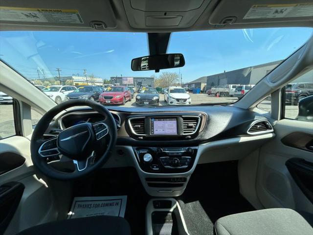 2022 Chrysler Voyager LX