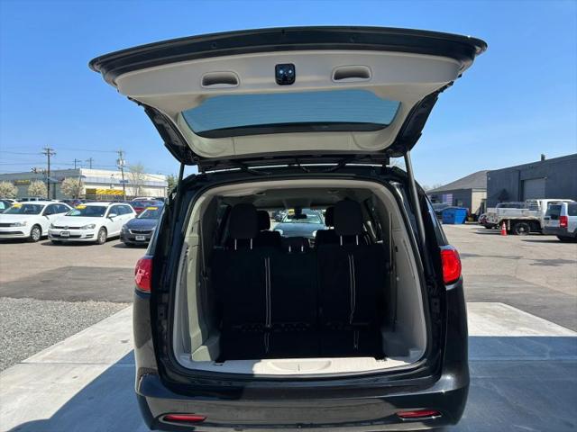2022 Chrysler Voyager LX