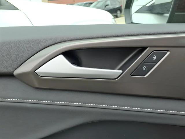 2026 Volkswagen Taos SE Black