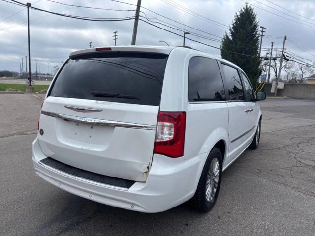 2016 Chrysler Town & Country Touring-L