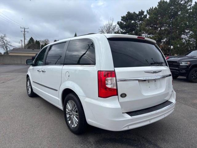 2016 Chrysler Town & Country Touring-L