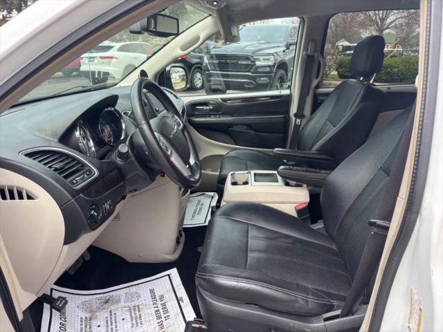 2016 Chrysler Town & Country Touring-L