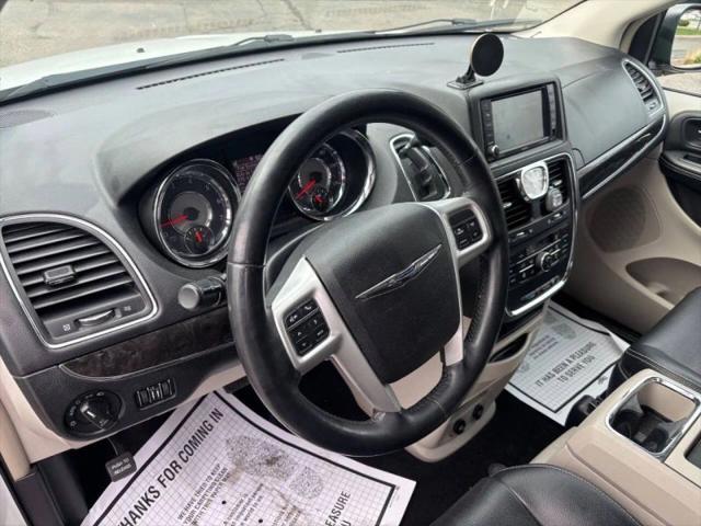 2016 Chrysler Town & Country Touring-L