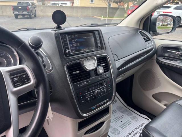 2016 Chrysler Town & Country Touring-L