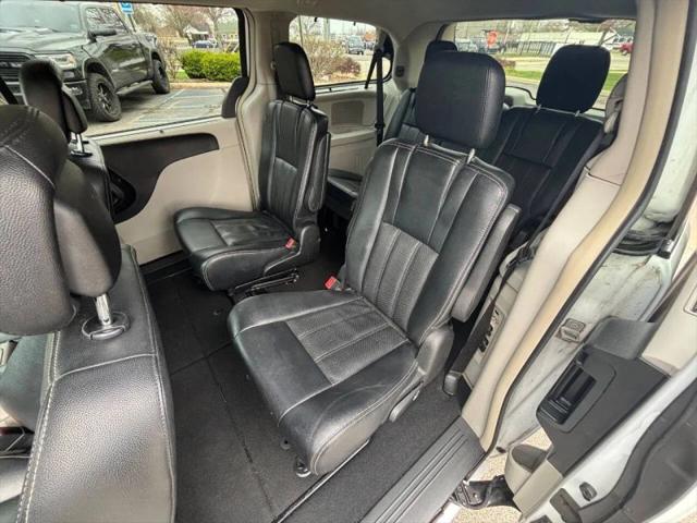 2016 Chrysler Town & Country Touring-L