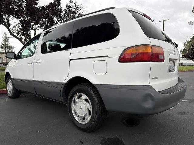 1998 Toyota Sienna LE