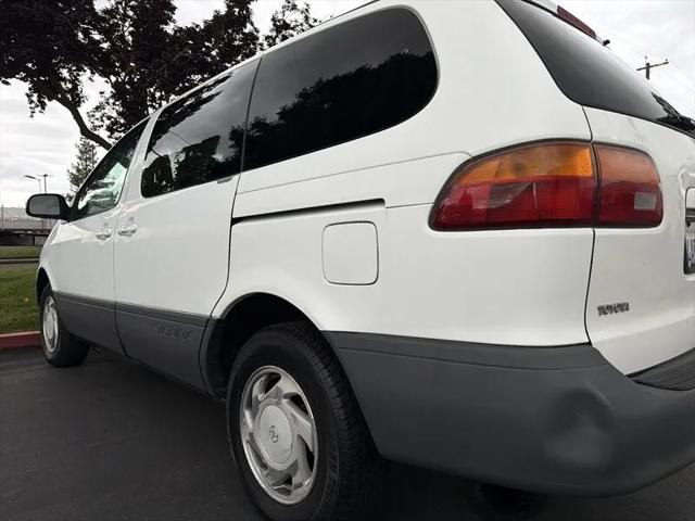 1998 Toyota Sienna LE