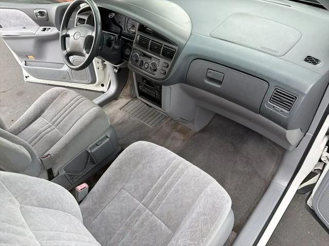 1998 Toyota Sienna LE
