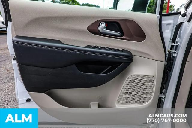 2023 Chrysler Voyager LX