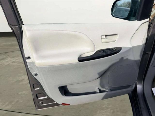 2013 Toyota Sienna LE V6 8 Passenger