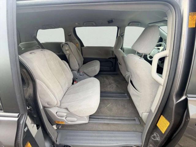 2013 Toyota Sienna LE V6 8 Passenger