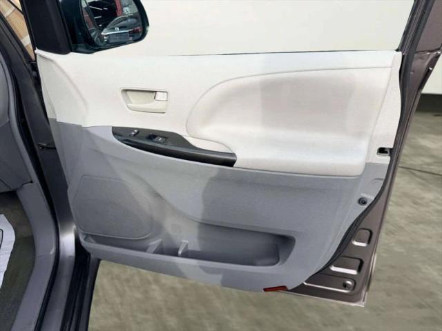 2013 Toyota Sienna LE V6 8 Passenger