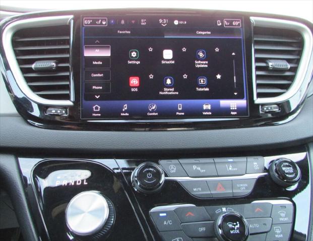 2025 Chrysler Pacifica Select