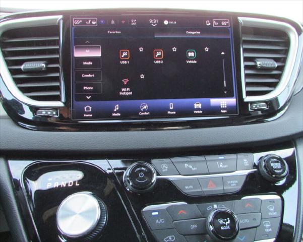 2025 Chrysler Pacifica Select