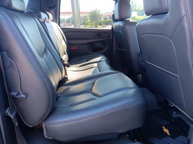 2004 Chevrolet Avalanche Base
