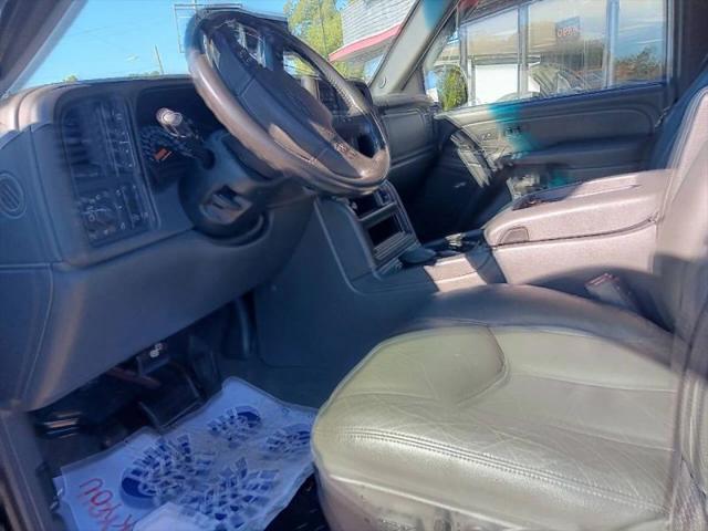 2004 Chevrolet Avalanche Base