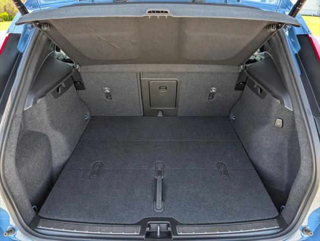 2025 Volvo XC40 B5 Plus Bright Theme