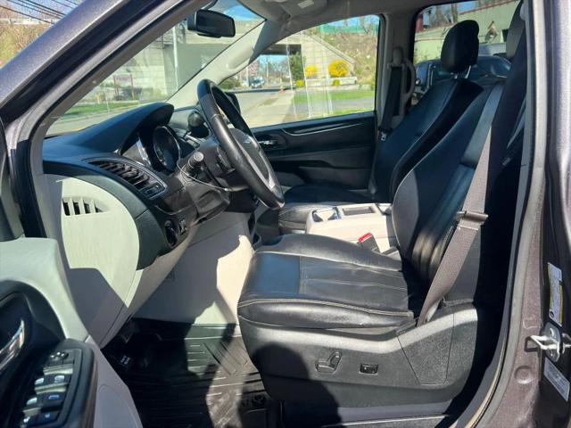 2016 Chrysler Town & Country Touring