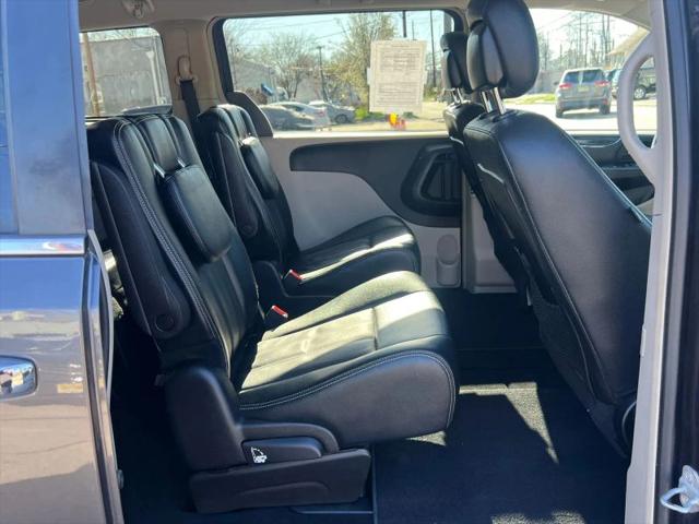 2016 Chrysler Town & Country Touring