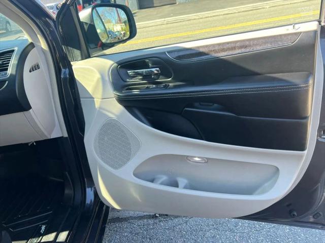 2016 Chrysler Town & Country Touring