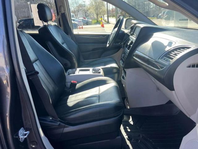 2016 Chrysler Town & Country Touring