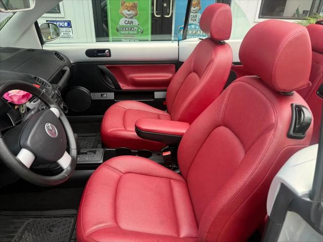 2009 Volkswagen New Beetle 2.5L Blush Edition