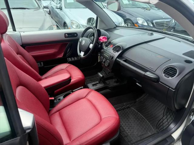2009 Volkswagen New Beetle 2.5L Blush Edition