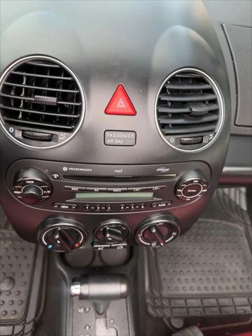 2009 Volkswagen New Beetle 2.5L Blush Edition