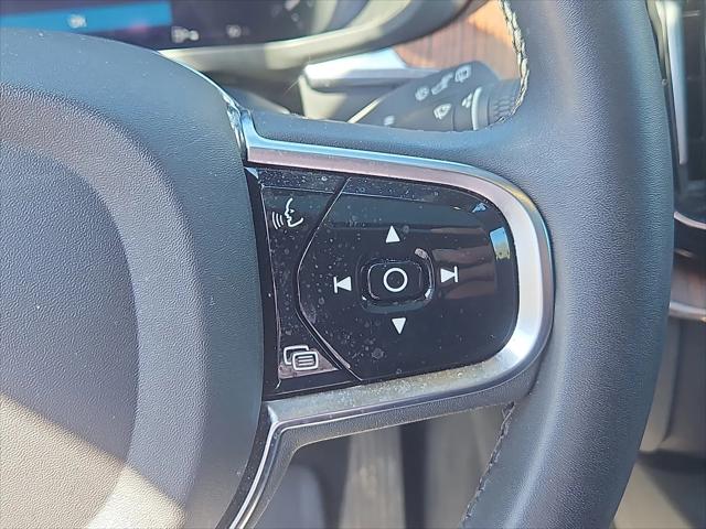 2023 Volvo XC60 B5 Plus Dark Theme