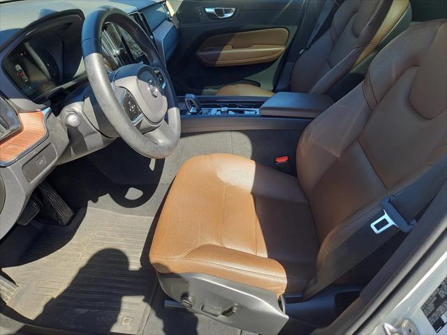 2023 Volvo XC60 B5 Plus Dark Theme