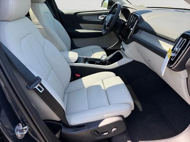 2026 Volvo XC40 Plus, B5 AWD Gas (mild hybrid), Dark