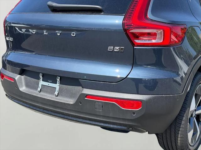 2026 Volvo XC40 Plus, B5 AWD Gas (mild hybrid), Dark