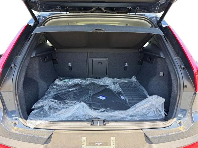 2026 Volvo XC40 Plus, B5 AWD Gas (mild hybrid), Dark