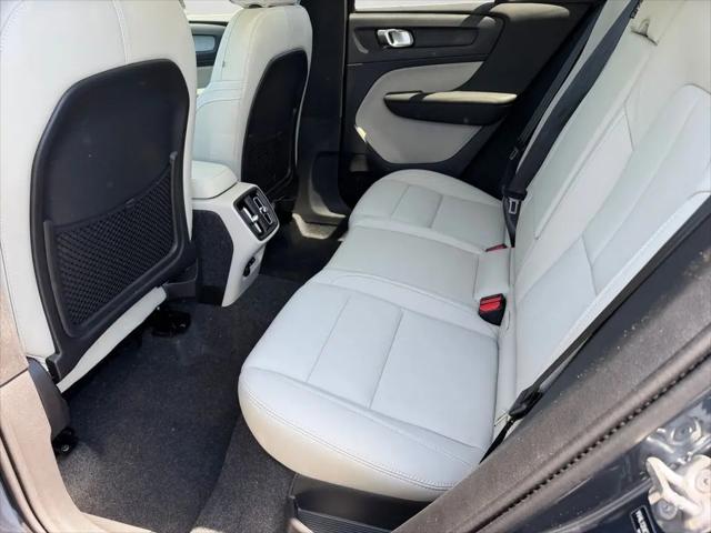 2026 Volvo XC40 Plus, B5 AWD Gas (mild hybrid), Dark
