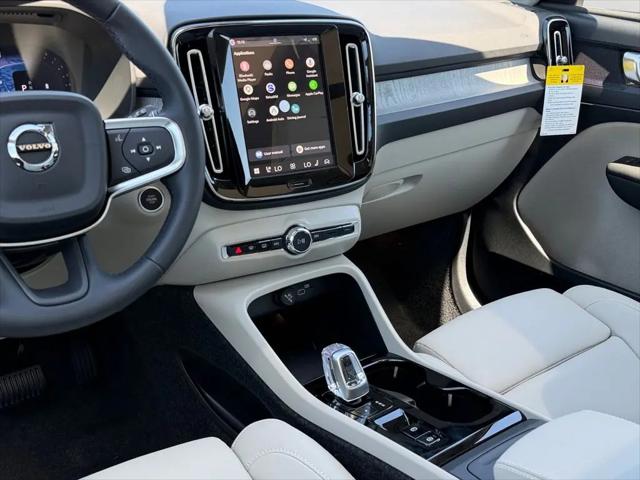 2026 Volvo XC40 Plus, B5 AWD Gas (mild hybrid), Dark