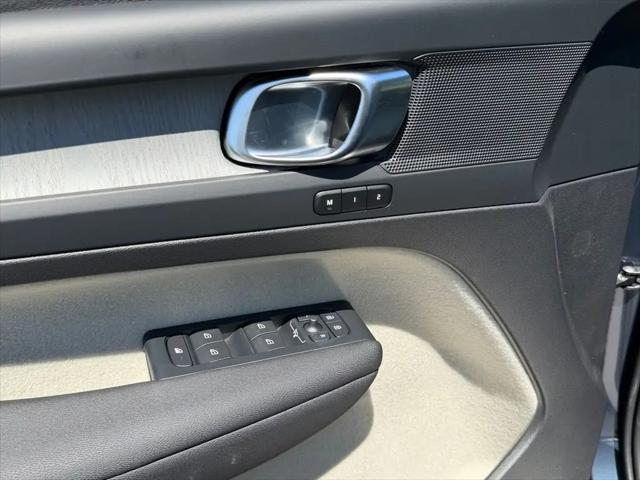 2026 Volvo XC40 Plus, B5 AWD Gas (mild hybrid), Dark