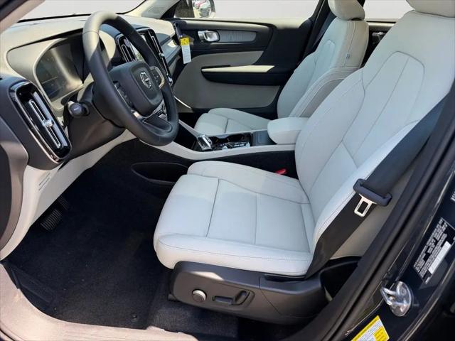 2026 Volvo XC40 Plus, B5 AWD Gas (mild hybrid), Dark
