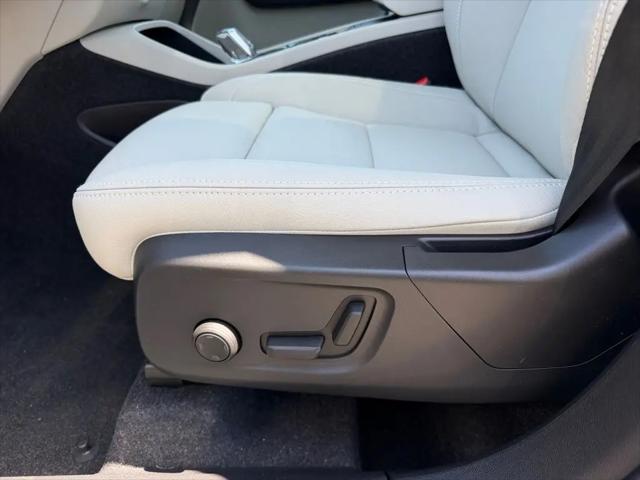 2026 Volvo XC40 Plus, B5 AWD Gas (mild hybrid), Dark